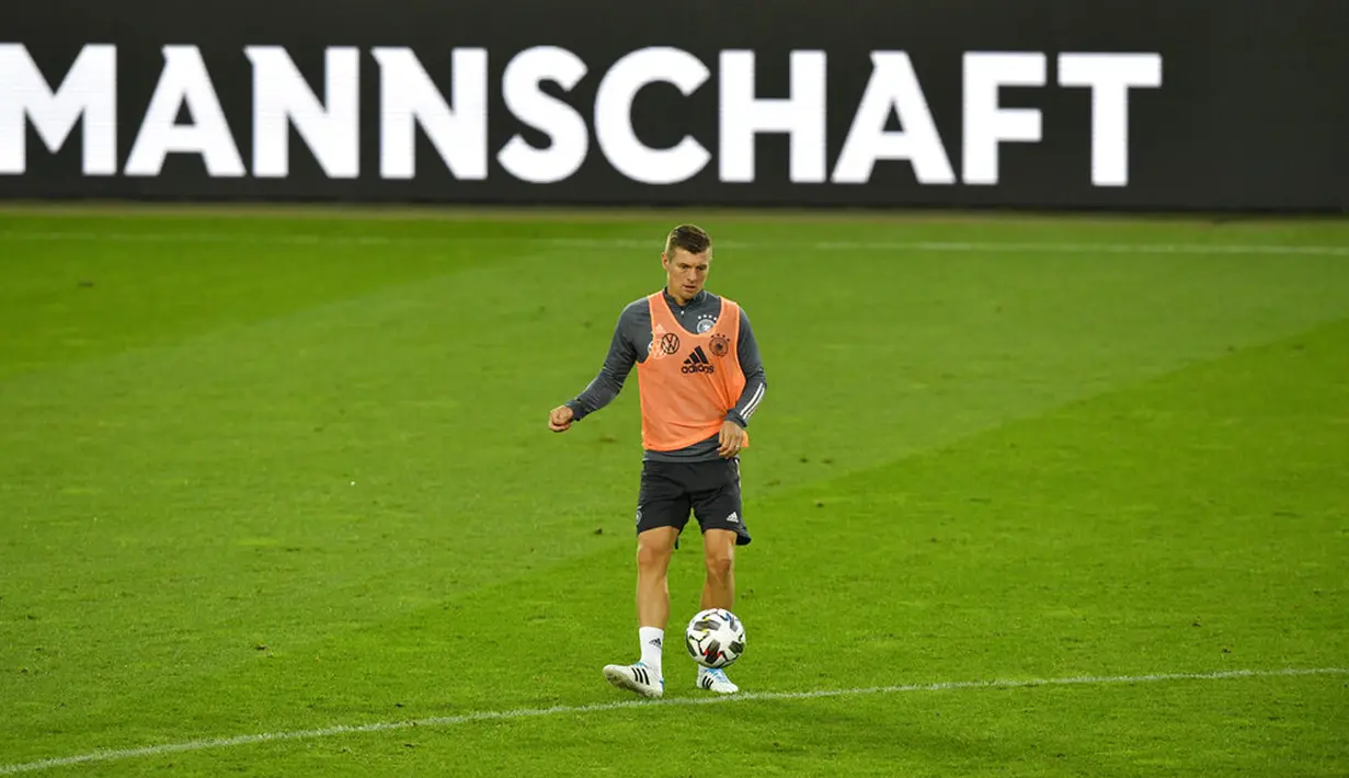 Pemain Jerman Toni Kroos berlatih jelang menghadapi Swiss pada pertandingan UEFA Nations League di Cologne, Jerman, Senin (12/10/2020). Jerman akan menghadapi Swiss pada Rabu (14/10/2020) dini hari WIB. (AP Photo/Martin Meissner)