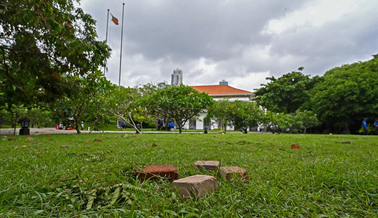 <p>Sebuah pemandangan menunjukkan bagian dalam kediaman resmi mantan Perdana Menteri Mahinda Rajapaksa 'Temple Trees', sehari setelah diterobos oleh para pengunjuk rasa di Kolombo pada 10 Mei 2022. PM Sri Lanka Mahinda Rajapaksa mengundurkan diri di tengah gelombang demonstrasi massal yang memprotes cara pemerintah menangani krisis ekonomi. (ISHARA S. KODIKARA / AFP)</p>