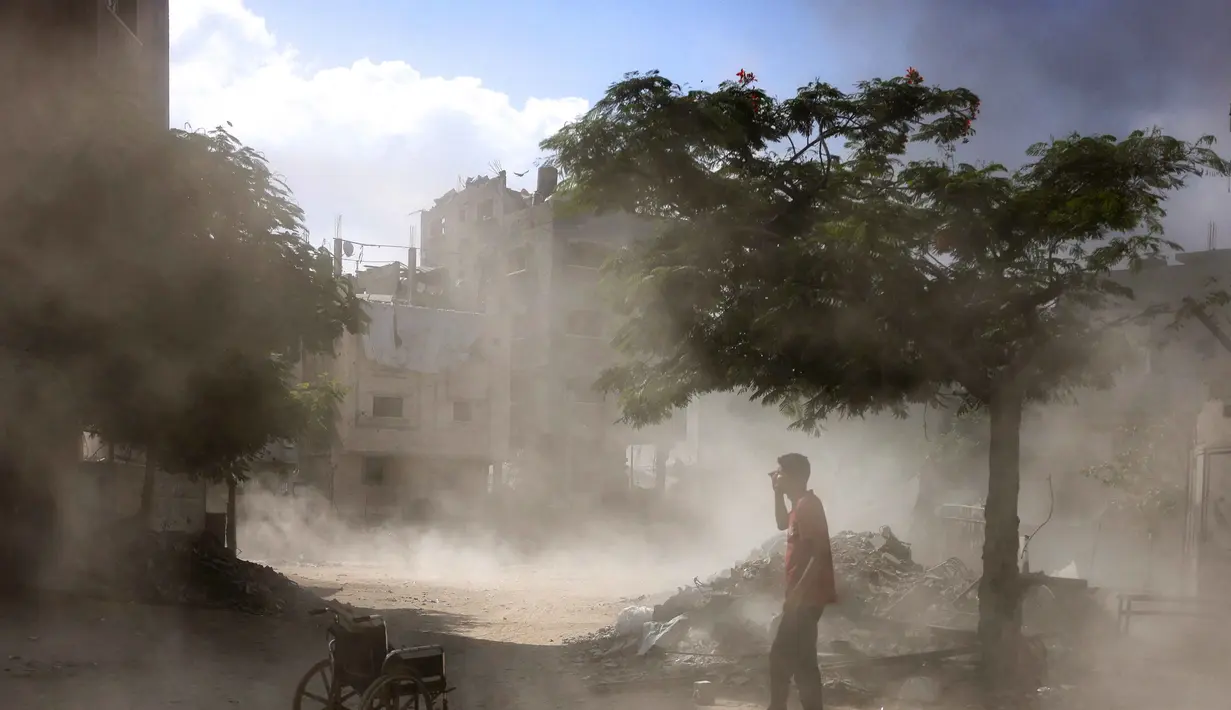 Seorang pria Palestina berdiri di samping kursi roda kosong setelah ledakan di kawasan Saftawi, barat Jabalia di Jalur Gaza utara pada 25 Agustus 2025, di tengah perang yang sedang berlangsung antara Israel dan kelompok militan Palestina Hamas. (BASHAR TALEB/AFP)