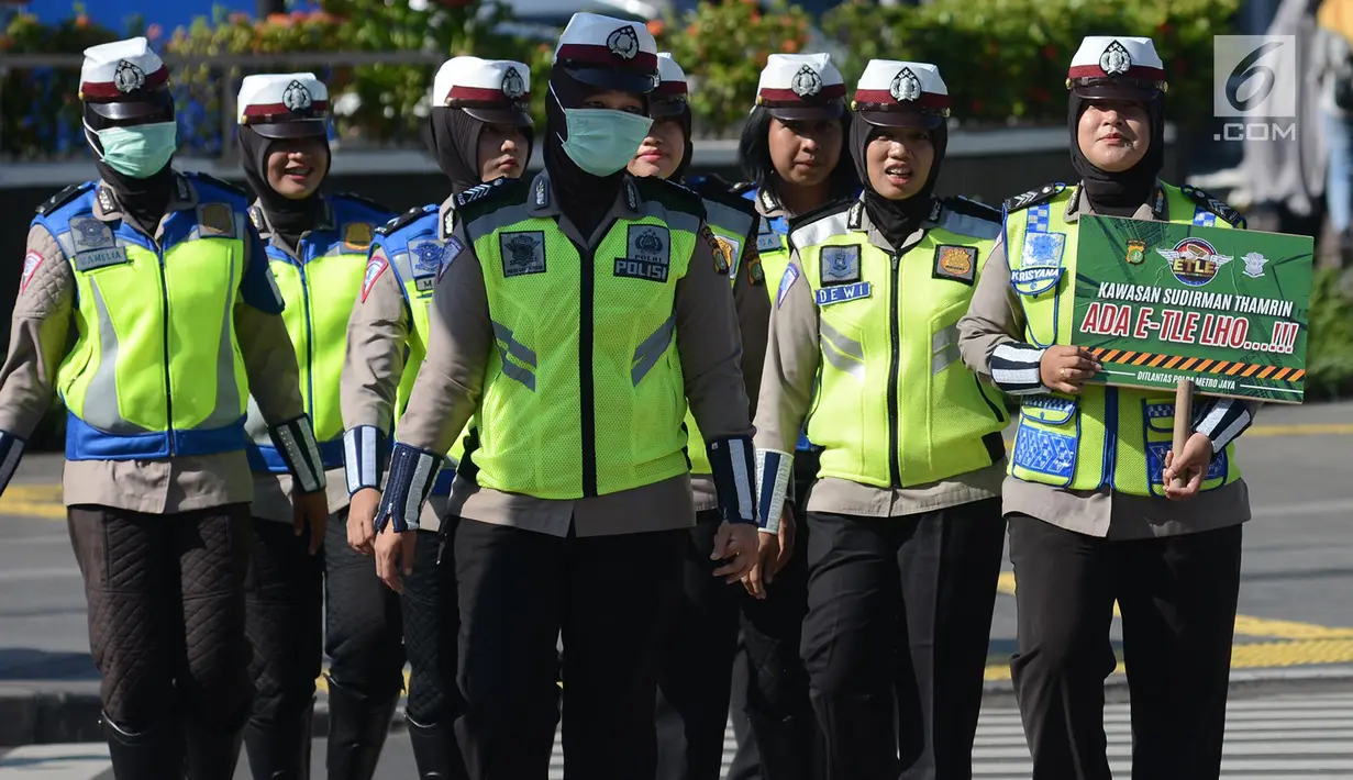 Polda Metro Jaya mensosialisasikan terkait penambahan kamera untuk mendukung penerapan sistem E-TLE atau tilang elektronik di Jalan Thamrin, Jakarta, Kamis (25/4). Sosialisasi penerapan sistem itu terus dilakukan untuk mengajak para pengendara tertib berlalu lintas. (merdeka.com/Imam Buhori)