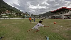 Seorang anak menggunakan jersey Gareth Bale tegah berlatih bersama SSB PS TAL Sawahlunto di Stadion Tanah Lapang Ombilin, Sawahlunto, (8/11/2016). (Bola.com/Nicklas Hanoatubun)