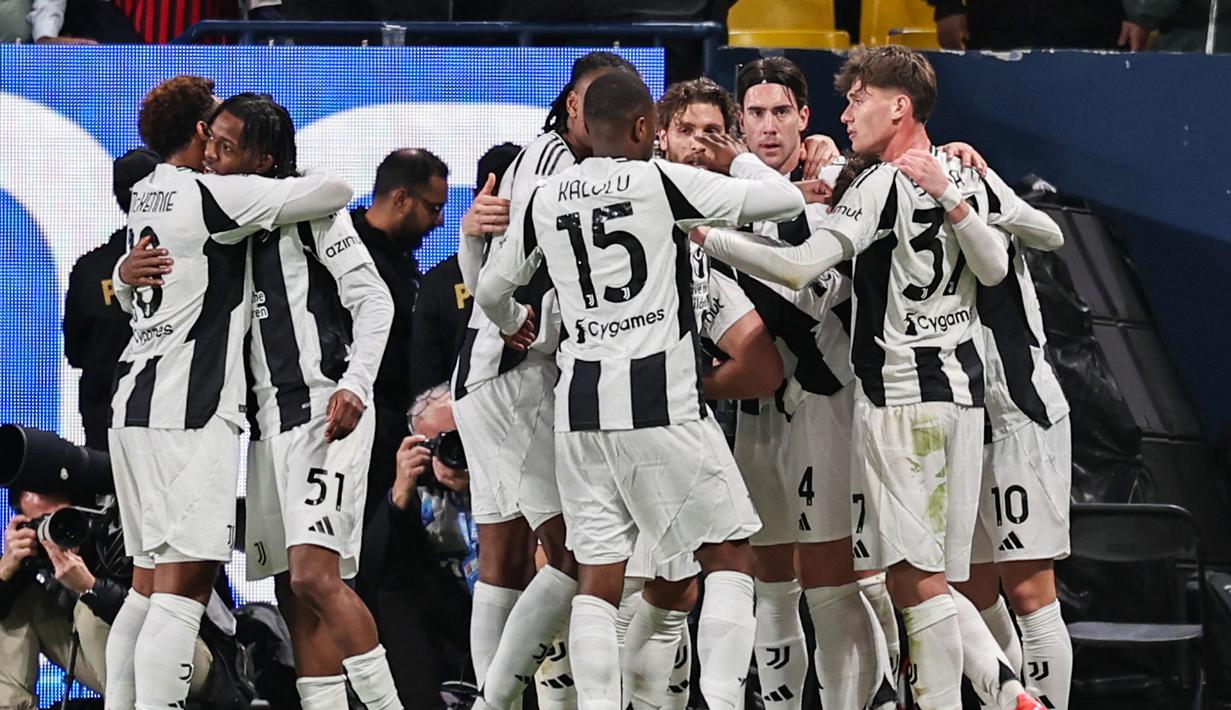Pemain Juventus merayakan gol yang dicetak oleh Kenan Yildiz ke gawang AC Milan pada laga semifinal Piala Super Italia 2025 yang berlangsung di Al-Awwal Park, Riyadh, Arab Saudi, Sabtu (04/01/2024) dini hari WIB. (AFP/Fayez Nureldine)
