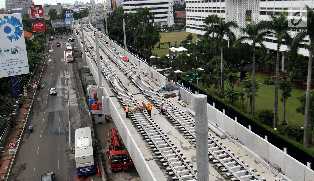 Suasana penyelesaian proyek pembangunan Stasiun MRT Sisingamangaraja di Jakarta, Rabu (29/11). Penyelesaian proyek MRT hingga akhir Oktober telah mencapai 83,07 persen. (Liputan6.com/JohanTallo)