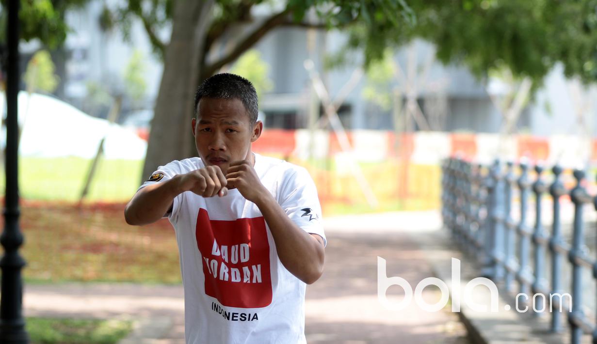 Daud Yordan tengah berlatih di Areal Pedestrian, Singapura, Jumat (24/3/2017).  Daud Yordan akan melawan  petinju Thailand Campee Phayom Sabtu (25/3/2017). (Bola.com/Nicklas Hanoatubun)