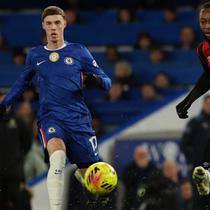 Striker Bournemouth asal Ghana #24 Antoine Semenyo (kanan) mengoper bola di depan gelandang Chelsea asal Inggris #10, Cole Palmer (kiri), selama pertandingan Liga Inggris antara Chelsea dan Bournemouth di Stamford Bridge, London, Rabu (31-12-2025) dini hari WIB. (Adrian Dennis/AFP)