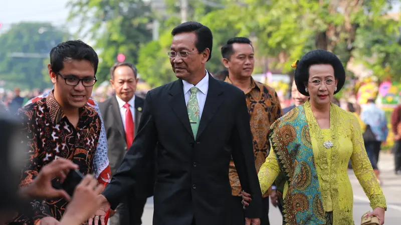 [Bintang] Pejabat Diacara Pernikahan Kahiyang Ayu dan Bobby Nasution -Sri Sultan HB X