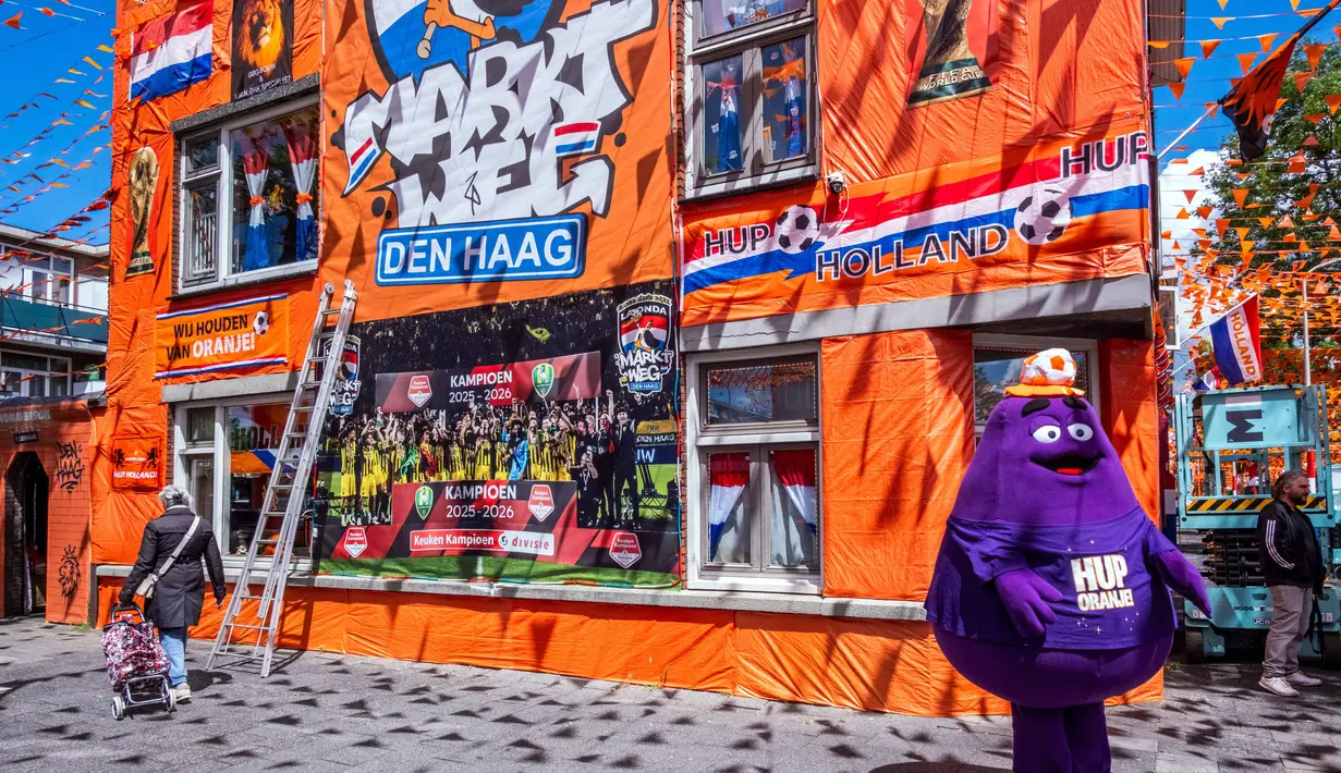Suasana Jalan Marktweg di Den Haag, Belanda, didekorasi menjelang dimulainya Piala Dunia 2026, Selasa 9 Juni 2026. (AP Photo/Patrick Post)