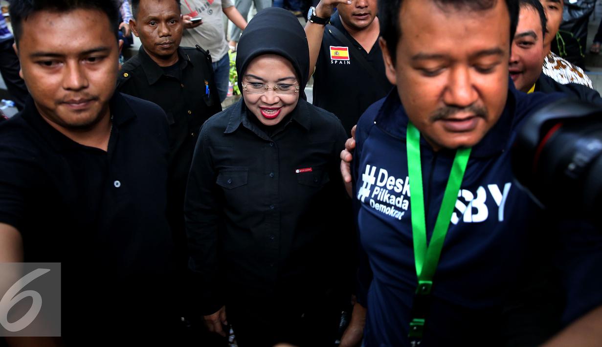 Calon Wakil Gubernur Nomor Urut 1 Sylviana Murni berjalan keluar meninggalkan Posko Pemenangan Wisma Proklamasi, Jakarta, Rabu (15/2). Dari berbagai Survei Perhitungan cepat Paslon nomor urut 1 mendapatkan nilai paling bawah. (Liputan6.com/JohanTallo)