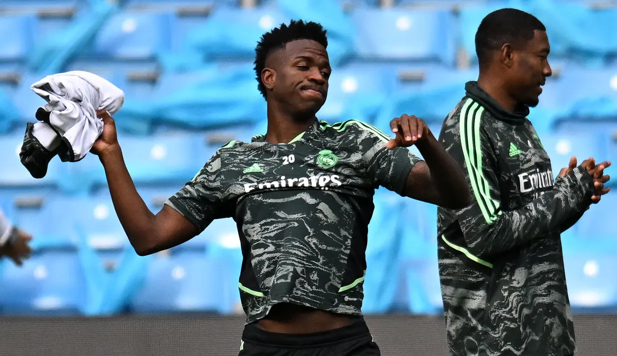 Pemain Real Madrid, Vinicius Junior bercanda dengan rekannya saat melakukan latihan menjelang laga semifinal Liga Champions 2022/2023 melawan Manchester City di Etihad Stadium, Manchester, Selasa (16/05/2023) waktu setempat. (AP Photo/PA/Martin Rickett)