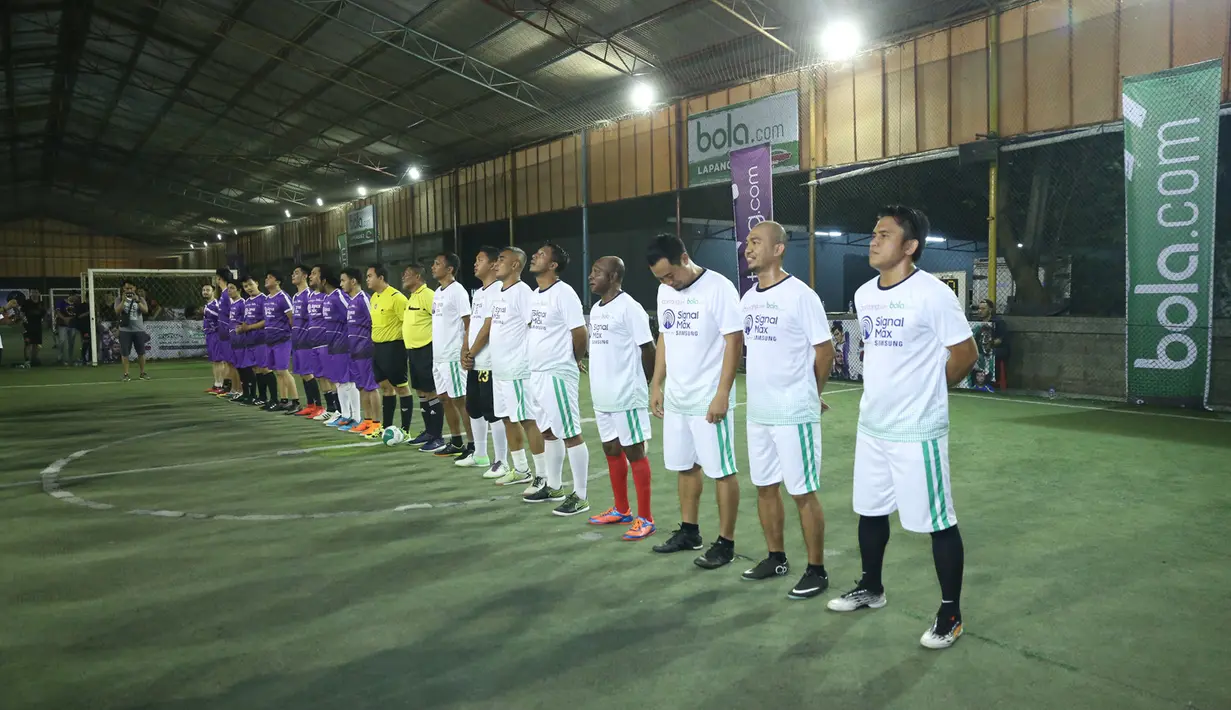 Futsal antara eks Timnas dan Tim Selebriti berlangsung selama 2 x 15 menit. Tim selebriti yang ungggul lebih dulu harus mengakui kehebatan eks pemain Timnas dalam mengolah si kulit bundar dengan skor 9-6. (Nurwahyunan/Bintang.com)