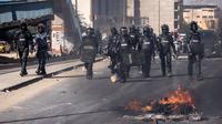 Polisi Senegal berjalan di jalan selama demonstrasi yang diadakan oleh partai-partai oposisi di Dakar pada tanggal 4 Februari 2024. (JOHN WESSELS/AFP)