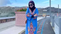 6 Inspirasi Gamis Kasual ala Desy Ratnasari, Modis dan Nyaman Dipakai Sehari-hari