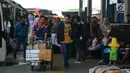 Petugas membawa barang bawaan calon pemudik di Terminal Pulo Gebang, Jakarta, Sabtu (1/6/2019). Puncak arus mudik di Terminal Pulo Gebang diprediksi terjadi pada H-3 Lebaran. (merdeka.com/Imam Buhori)