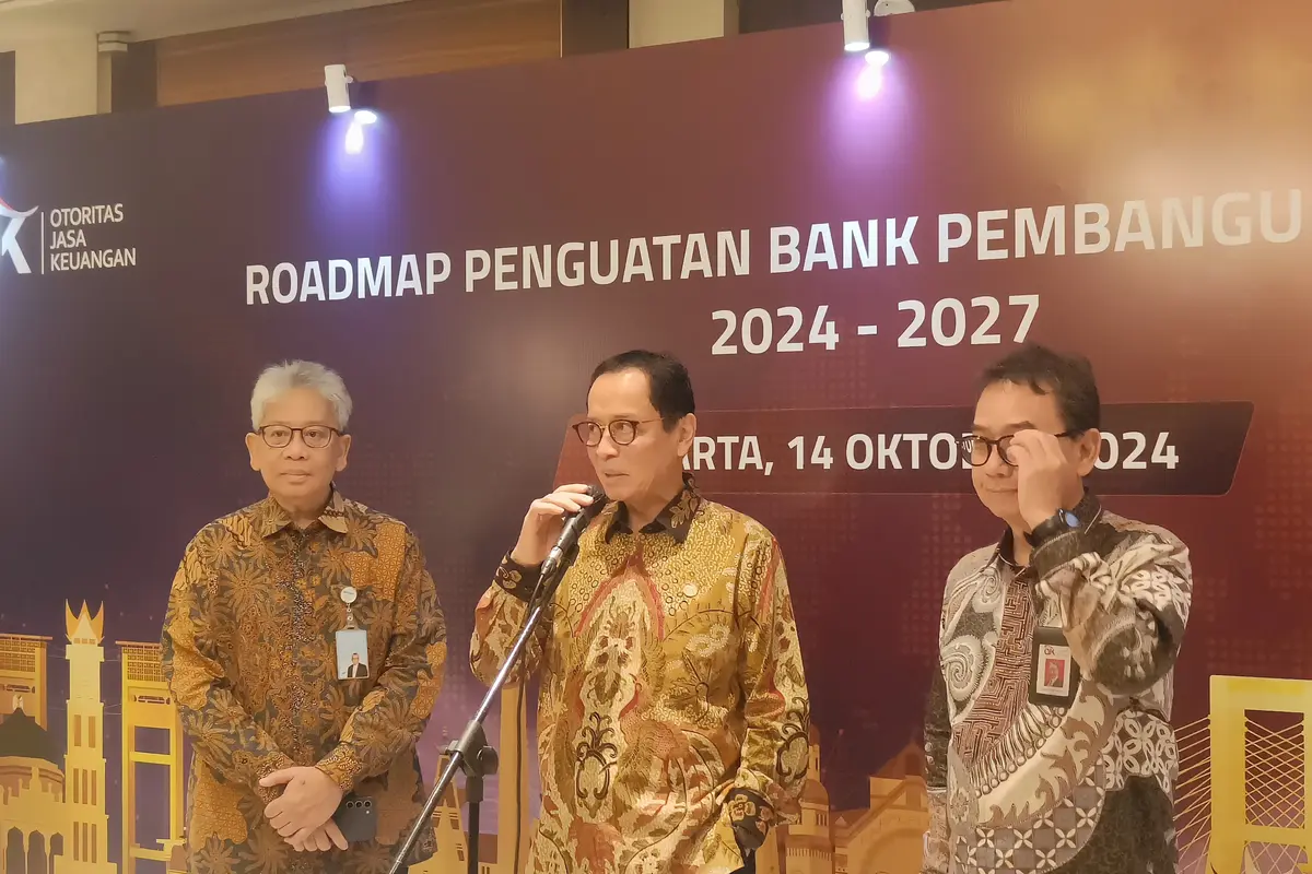 Kepala Eksekutif Pengawas Perbankan OJK, Dian Ediana Rae dalam acara Peluncuran Roadmap Penguatan Bank Pembangunan Daerah (BPD) Tahun 2024-2027 di Hotel Grand Hyatt, Jakarta, Senin, (14/10/2024). (Sulaeman/Merdeka.com)