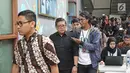 Sekjen PDIP Hasto Kristiyanto mendengar pertanyaan wartawan saat mengunjungi kantor ruangguru.com di Jakarta, Jumat (4/5). Ruangguru merupakan perusahaan penyedia layanan dan konten pendidikan berbasis teknologi. (Liputan6.com/Herman Zakharia)