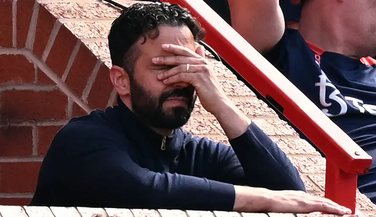 Ekspresi kecewa pelatih Manchester United, Ruben Amorim dengan memegang kepalanya saat laga lanjutan Liga Inggris 2024/2025 melawan West Ham di Old Trafford, Manchester, Inggris, Minggu (11/05/2025) waktu setempat. (AFP/Oli Scarff)