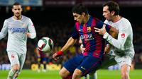 Duel bomber Barcelona, Luis Suarez (tengah) dan bek Atletico Madrid, Diego Giodin, beberapa waktu lalu. Dua pemain timnas Uruguay tersebut bakal bertarung lagi Rabu (6/4/2016) dini hari WIB, di Estadio Camp Nou, pada Leg 1 Babak Perempat Final Liga Champi