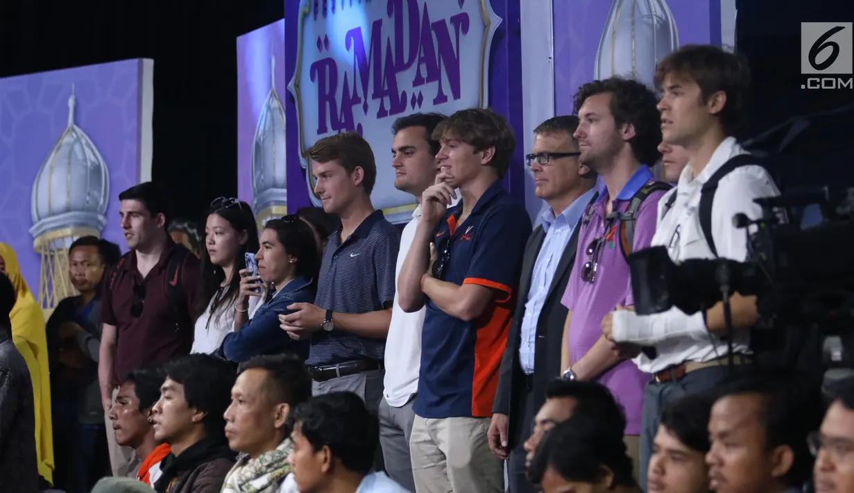 Mahasiswa Virginia University mengikuti produksi program acara di studio Indosiar di Daan mogot, Jakarta, Rabu (29/5). Kunjungan mahasiswa Virginia University ke Indosiar tersebut untuk melihat bagaimana cara produksi sebuah program televisi dibuat. (Liputan6.com/Angga Yuniar)