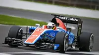 Development driver Manor Racing, Jordan King, menggantikan Rio Haryanto beraksi di balik kokpit mobil MRT05 pada hari terakhir tes tengah musim kedua F1 di Sirkuit Silverstone, Inggris, Rabu (13/7/2016). (Bola.com/Twitter/ManorRacing)