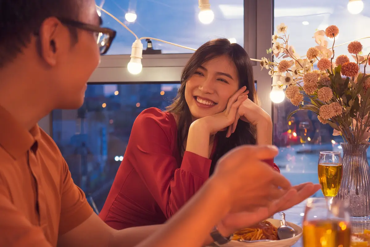 perempuan dan pasangan april 8