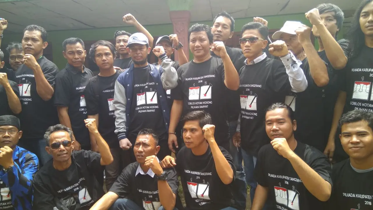 Puluhan orang yang menamakan Aliansi Coblos Kotak Kosong mensosialisasikan coblos kotak kosong di wilayah Kabupaten Tangerang. (Liputan6.com/Pramita Tristiawati)