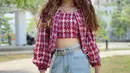 Natasha memadukan tweed crop top dan blazer dan high waist jeans. Gaya fashionnya menampilkan ciri khas masa kini. (Instagram/natashawilona12).