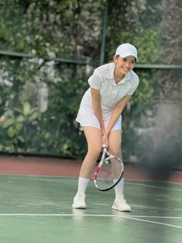 Lagi Hobi Main Tenis, Ini 7 Potret Menawan Ririn Dwi Ariyanti di Lapangan
