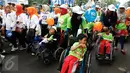 Anak penyandang disabilitas duduk di kursi roda ikut meramaikan Charity Fun Walk di Senayan, Jakarta (27/12/2015). Kegiatan dalam rangka HUT BRI ke 120 diikuti 120 anak-anak disabilitas. (Liputan6.com/Fery Pradolo)