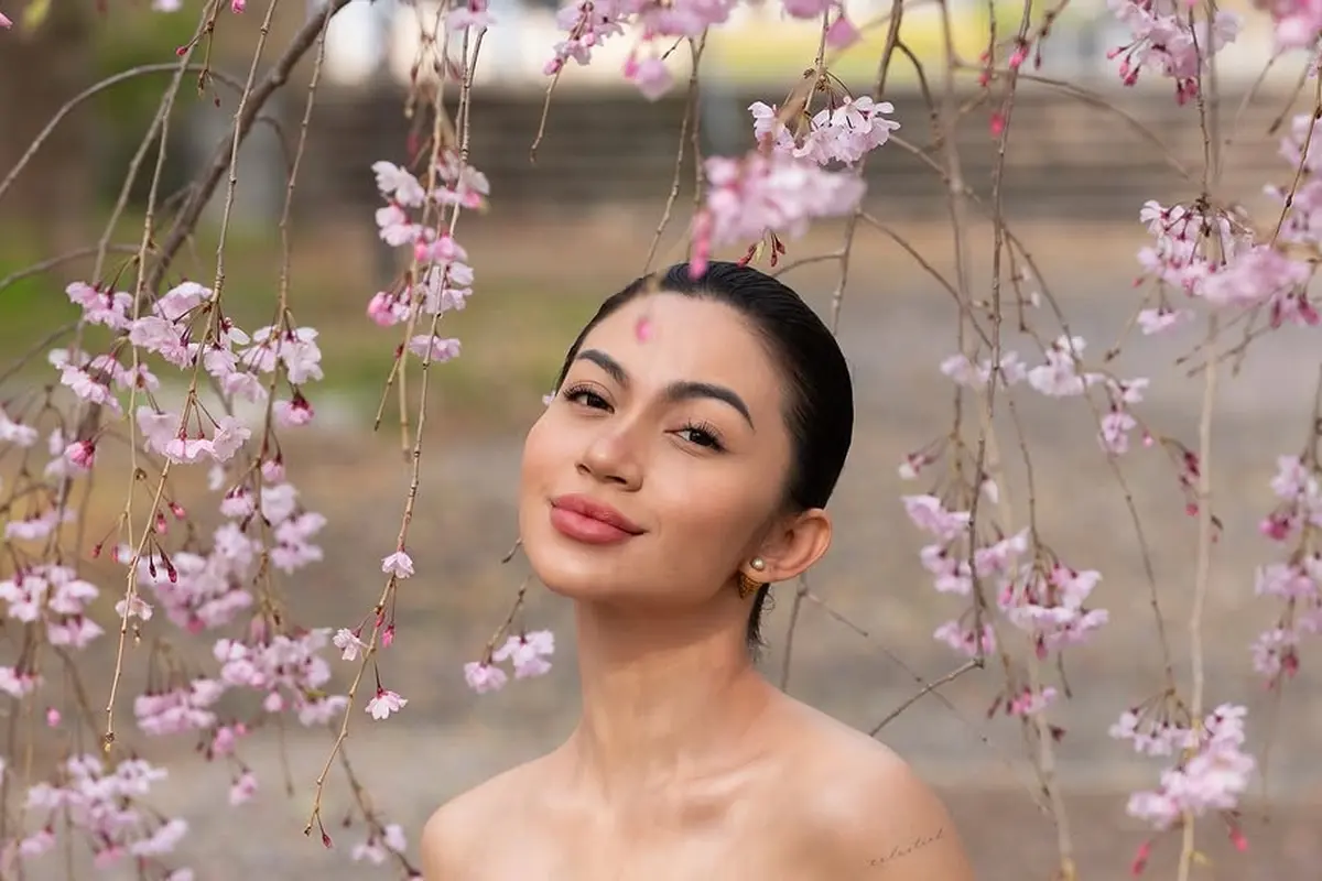 Pesona Kecantikan Natural Ariel Tatum Dipulas No Makeup Makeup Look saat Berpose di Tengah Sakura