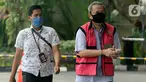 Mantan Direktur Utama PT Danareksa Sekurita, Marciano Herdondrie Herman (kanan) berjalan masuk akan menjalani pemeriksaan tim penyidik Kejaksaan Agung di Gedung KPK, Jakarta, Jumat (19/06/2020).  (merdeka.com/Dwi Narwoko)