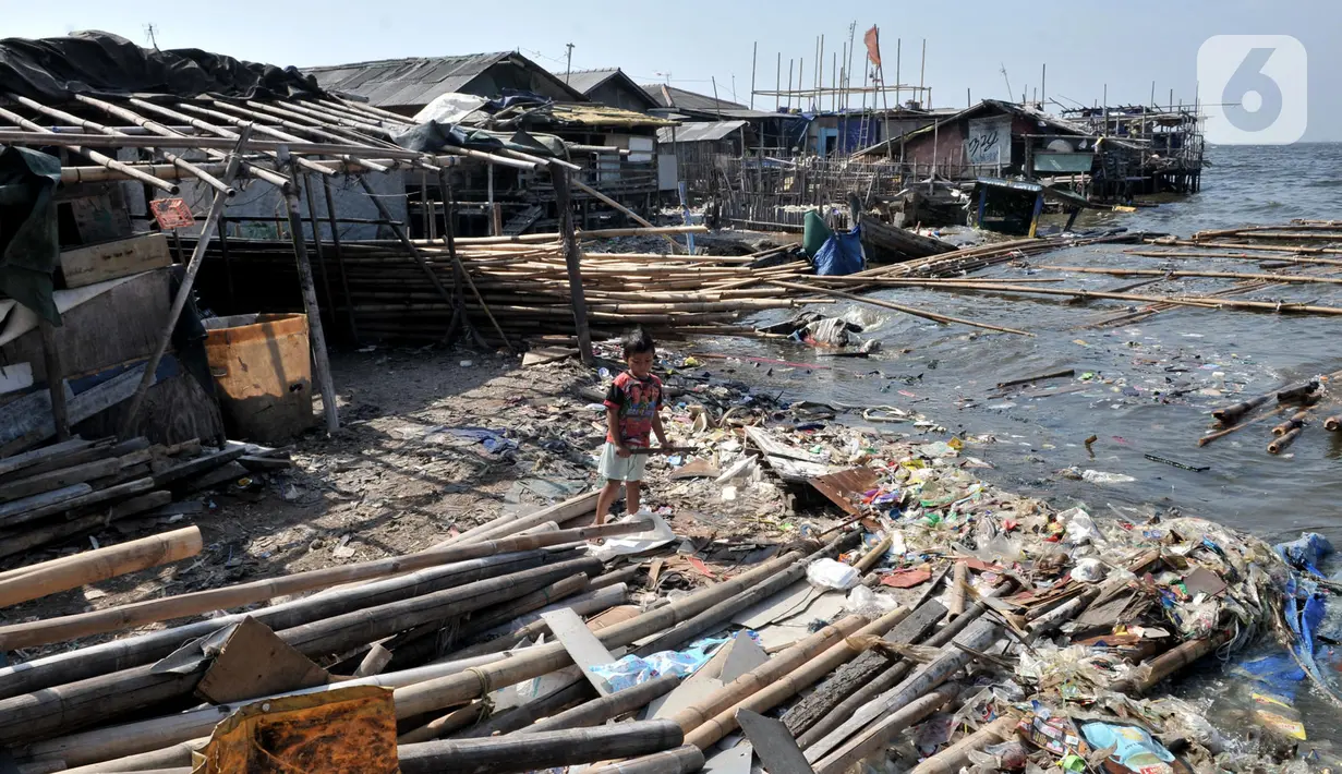 Anak-anak bermain di pesisir Kampung Baru, Cilincing, Jakarta, Selasa (22/10/2019). Kondisi permukiman di kawasan ini hampir seluruhnya terbuat dari bangunan semipermanen, bahkan ada yang terlihat mirip gubuk dengan fasilitas MCK memprihatinkan. (merdeka.com/Iqbal Nugroho)