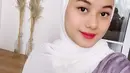 Gaya hijab simpel Dinda Hauw ini memang sangat identik dengan dirinya. Bahkan tak dipungkiri jika Dinda Hauw berhasil memberikan inspirasi untuk banyak orang dengan gaya hijab satu ini. Punya bisnis fashion muslimah, artis kelahiran 1996 ini pernah mengeluarkan produk pashmina instan untuk para penggemarnya yang suka dengan gaya hijabnya. (Liputan6.com/IG/@dindahw)