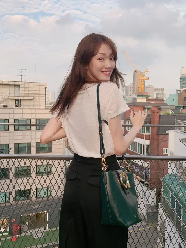 Kaos Oblong Andalan Lee Sung Kyung, Tetap Cantik dan Gak Ribet