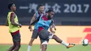 Striker Arsenal, Alexandre Lacazette, melepas tendangan saat berlatih di Shanghai, Selasa (18/7/2017). Arsenal akan menghadapi Bayern Munchen pada laga International Champions Cup. (AFP/Johannes Eisele)