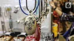 Salah satu produk kerajinan kalung yang dipajang pada pameran International Handicraft Trade Fair (INACRAFT) di Jakarta Convention Center (JCC), Senayan, Jakarta, Kamis (24/3/2022). Setelah vakum selama dua tahun lamanya, Jakarta INACRAFT akhirnya akan kembali digelar. (Liputan6.com/Johan Tallo)
