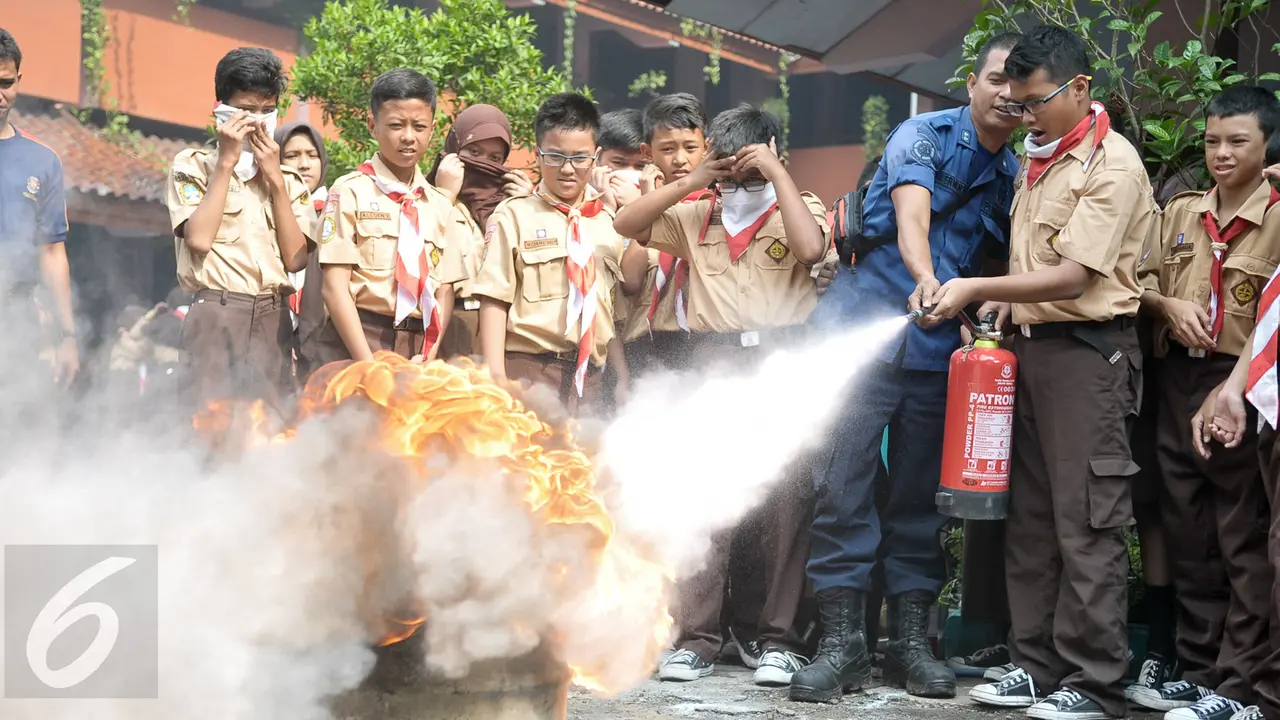 20160914- Damkar Latih Siswa SMP Pemadaman Kebakaran-Jakarta- Yoppy Renato