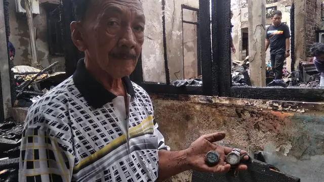 Warga Palembang Tetap Khusyuk Salat Dhuha Saat Rumahnya Terbakar