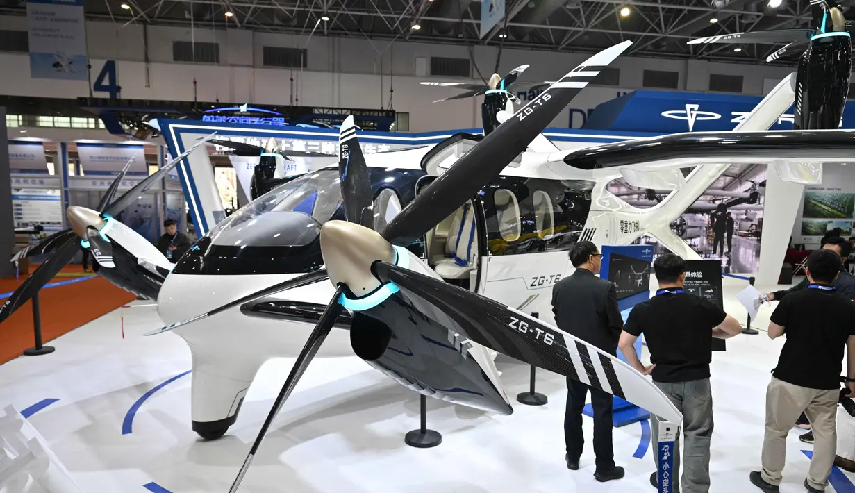 Jumlah peserta ini merepresentasikan peningkatan skala sebesar 42 persen. Tampak dalam foto, pengunjung terlihat di samping pesawat Zerog eVTOL model ZG-T6 di stan Zerog selama Aero Asia 2025 di Zhuhai, Provinsi Guangdong, Tiongkok selatan, pada Kamis 27 November 2025. (Hector RETAMAL/AFP)