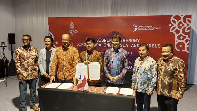 PT Dirgantara Indonesia bersama Airbus menandatangani MoU terkait kerja sama kedirgantaraan. Foto: Arief Rachman Hakim/Liputan6.com