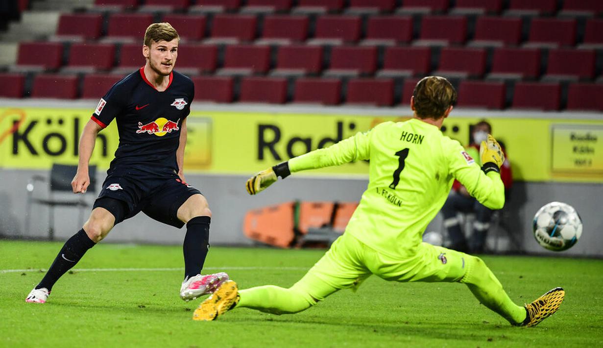 Striker RB Leipzig, Timo Werner, mencetak gol ke gawang Koln pada laga Bundesliga di Stadion Rhein Energie, Senin (1/6/2020). RB Leipzig menang dengan skor 4-2. (AP/Ina Fassbender)