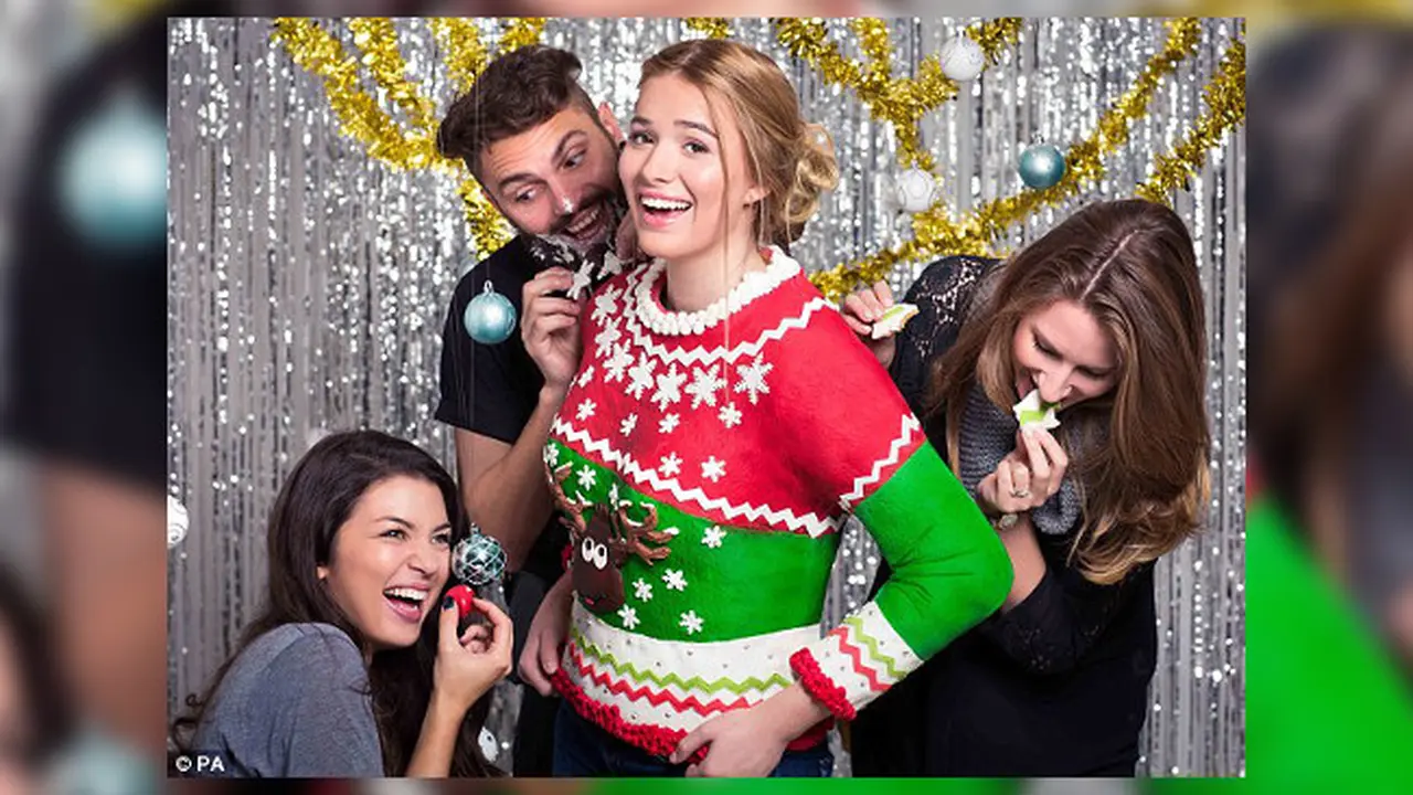 Wow, Sweater Natal ini Bisa Dimakan