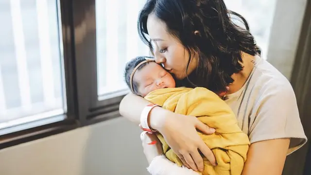 Momen Lolita Agustine Asuh Siena Rose. (Sumber: Instagram/lolitagustine)