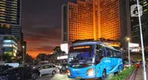Bus TransJabodetabek saat melintasi kawasan jalan MH Thamrin, Jakarta, Selasa (27/5/2025). (Liputan6.com/Angga Yuniar)