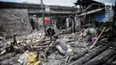 Sejumlah warga mengais sisa sisa barang paska kebakaran di permukiman kumuh di RW 02 Kampung Walang, Lodan Raya, Jakarta, Minggu (25/8). Sebanyak 420 jiwa saat ini mengungsi pasca-kebakaran, di sebuah tenda darurat. (Liputan6.com/Faizal Fanani)