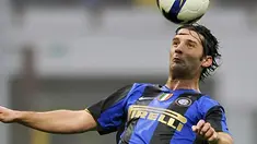 Bek Inter Milan, Cristian Chivu beraksi dalam partai Serie A kontra Genoa pada 26 Oktober 2008 di San Siro, Milan. AFP PHOTO/DAMIEN MEYER