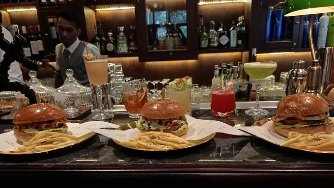 The Bank Jadi Destinasi Nongkrong Baru dengan Burger Andalan Selepas Pulang Kerja