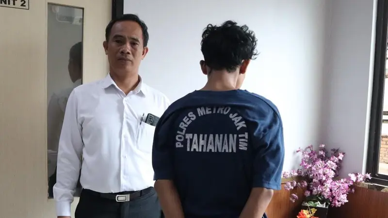 Pria berinisial RA (29), tersangka kasus penganiayaan terhadap balita inisial H (3) di Batu Ampar, Condet, Jakarta Timur. (Merdeka.com/Reporter: Bachtiarudin Alam)