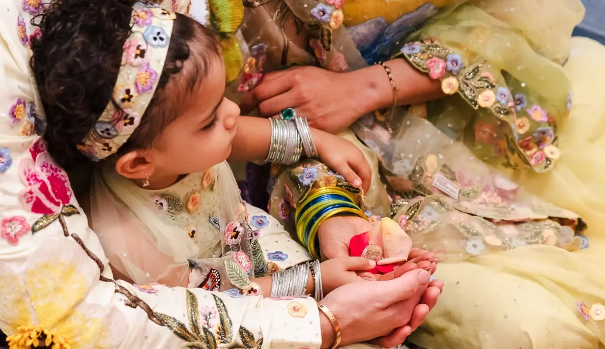 <p>Sebaliknya, Malti Marie tampak menawan dalam pakaian adatnya. Ia mengenakan crop top 'Peonies' yang dipadukan dengan rok lehenga, dupatta, dan ikat rambut yang serasi. (Foto: Intagram/ priyankachopra)</p>