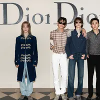 Jonathan Anderson pamerkan koleksi menswear pertamanya dengan gaya aristokrat Eropa. Peragaan busana di Paris Men's Fashion Week disaksikan oleh para Dior Boy yang mencuri perhatian [Dior]
