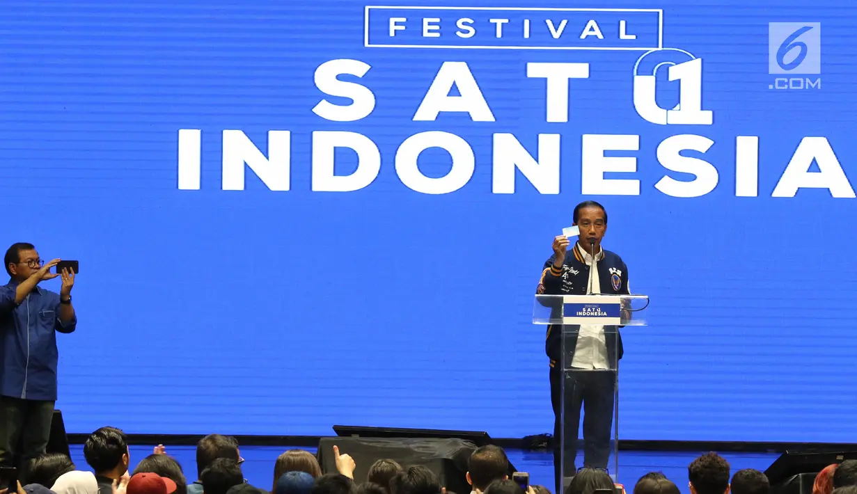 Calon Presiden petahana Joko Widodo saat memberikan pidato politiknya pada acara Festival Satu Indonesia di Istora Senayan, Jakarta, Minggu (10/3). Pada pidatonya Jokowi mengenalkan kartu prakerja bila terpilih. (Liputan6.com/Johan Tallo)